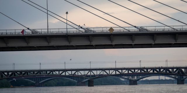 Widok na cztery warszawski mosty z poziomu Wisły