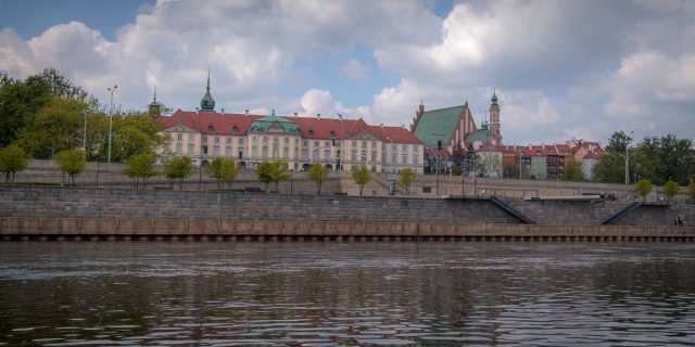 Widok na Zamek Królewski i Stare Miasto z poziomu Wisły