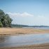 Jedna z piaszczystych wiślanych plaż za Mostem Południowym 