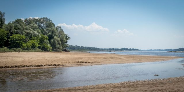 Jedna z piaszczystych wiślanych plaż za Mostem Południowym 