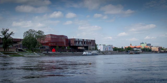 Widok na CNK oraz Bulwary Wiślane z poziomu Wisły